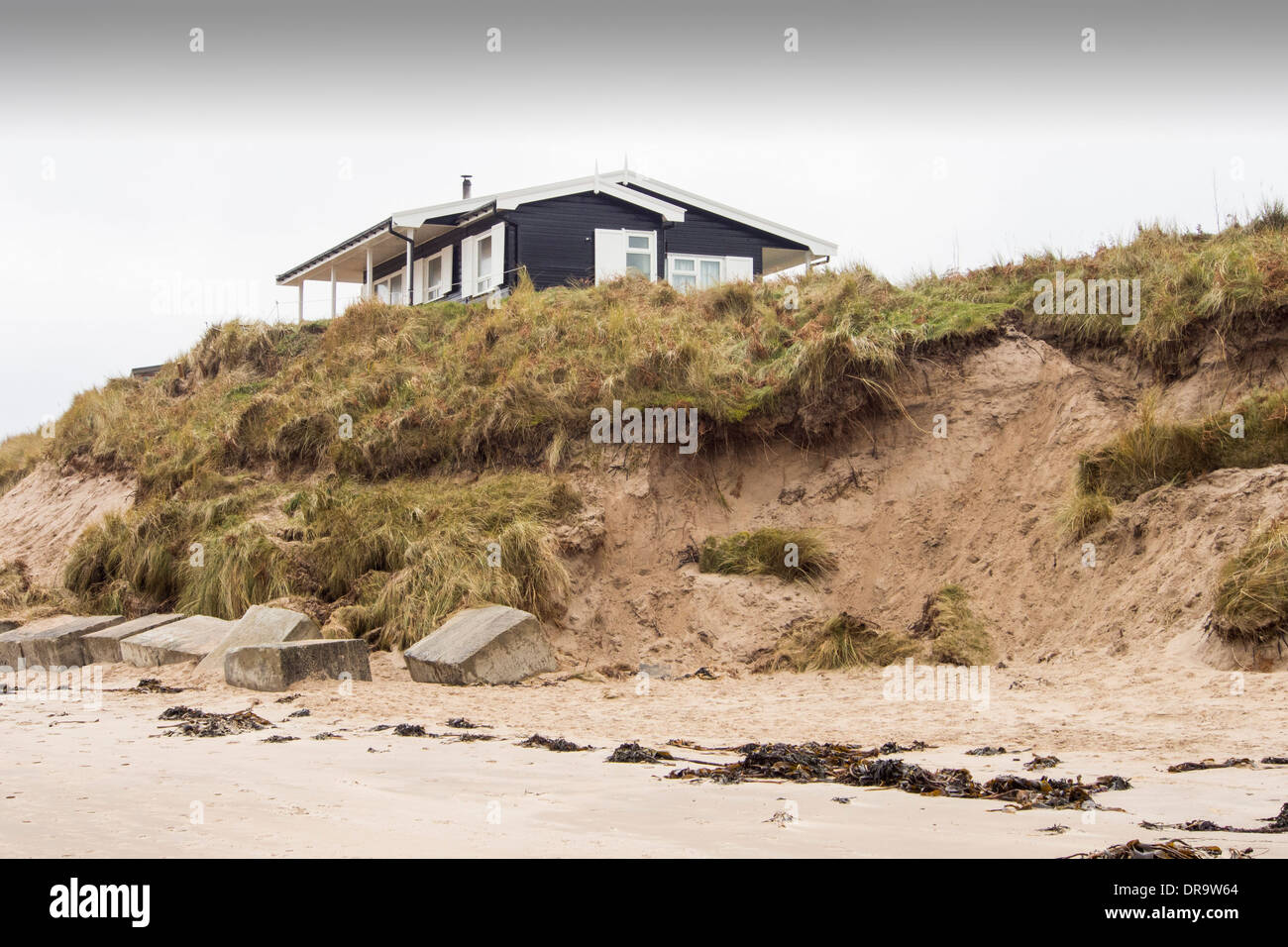 Die Sanddünen in Beadnell an Northumberlands Küste nach einer schweren Sturmflut im Dezember 2013, die Erosion verursacht Stockfoto
