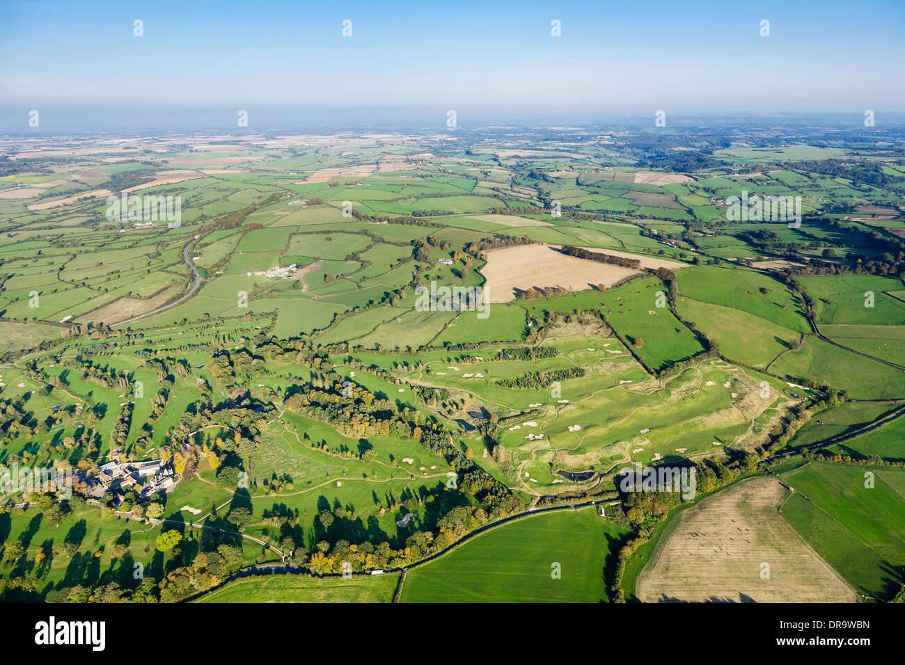 Luftaufnahme der schönen grünen Landschaft in Somerset, Großbritannien. Enthält wogenden Feldern, Farmen, Bäume und einen Golfplatz. Stockfoto