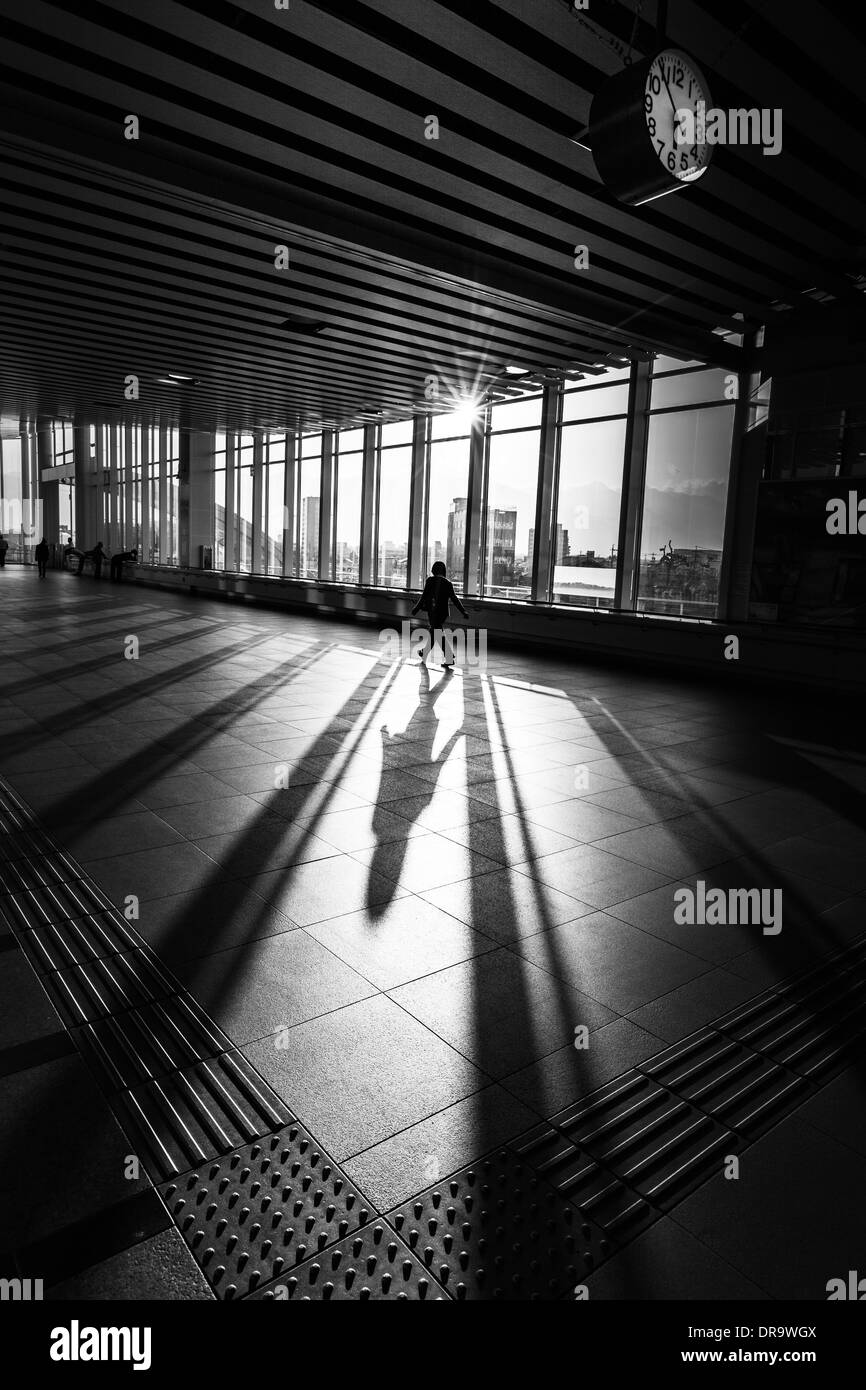 Silhouette der weiblichen Pendler zu Fuß durch das Zusammentreffen der Bahnhof Matsumoto in der Präfektur Nagano, Japan. Stockfoto