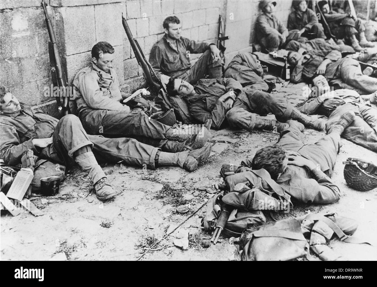 D-Day-US-Truppen ausruhen nach ersten Angriff Stockfoto