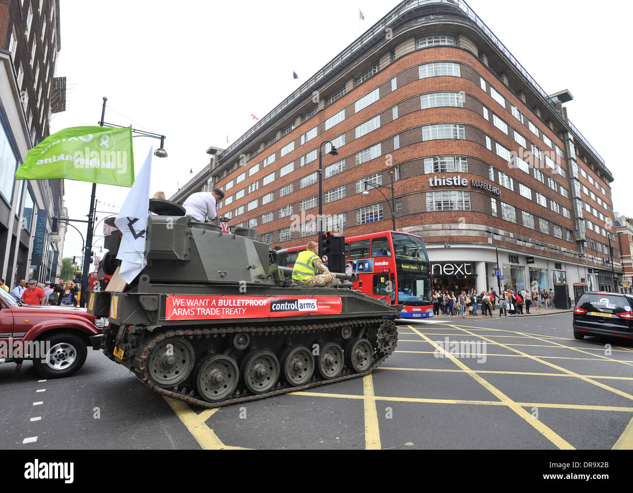 Ein Panzer fährt durch Central Londons Oxford Street Kampagnen für die  Verordnung über den Waffenhandel. London, England - 27.06.12  Stockfotografie - Alamy