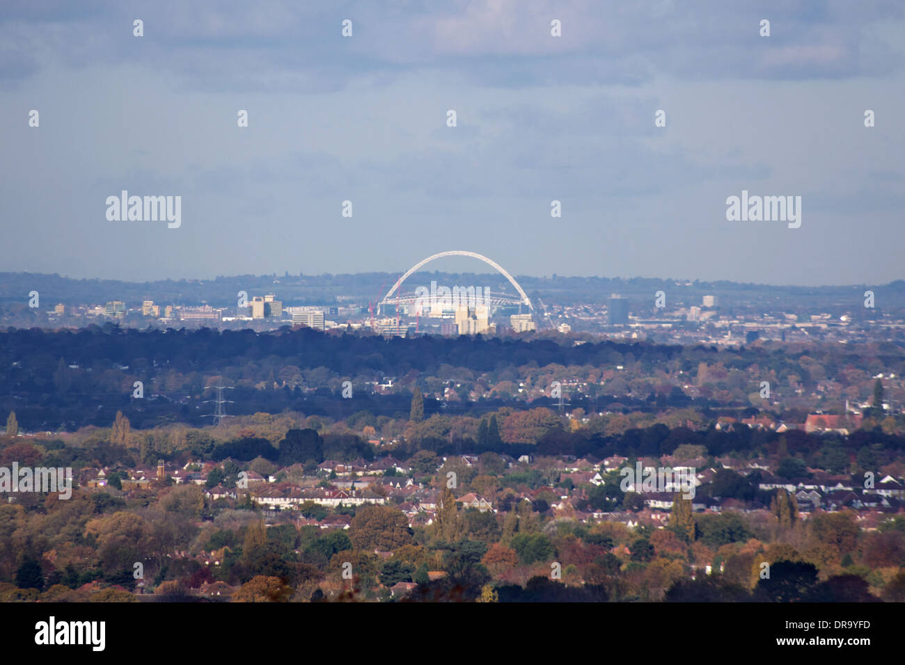 Wembley Stadion in London, mit seinen markanten Bogen, Heimat des Fußballs in England, 15 Meilen, 24km von Epsom Downs, gesehen. Stockfoto