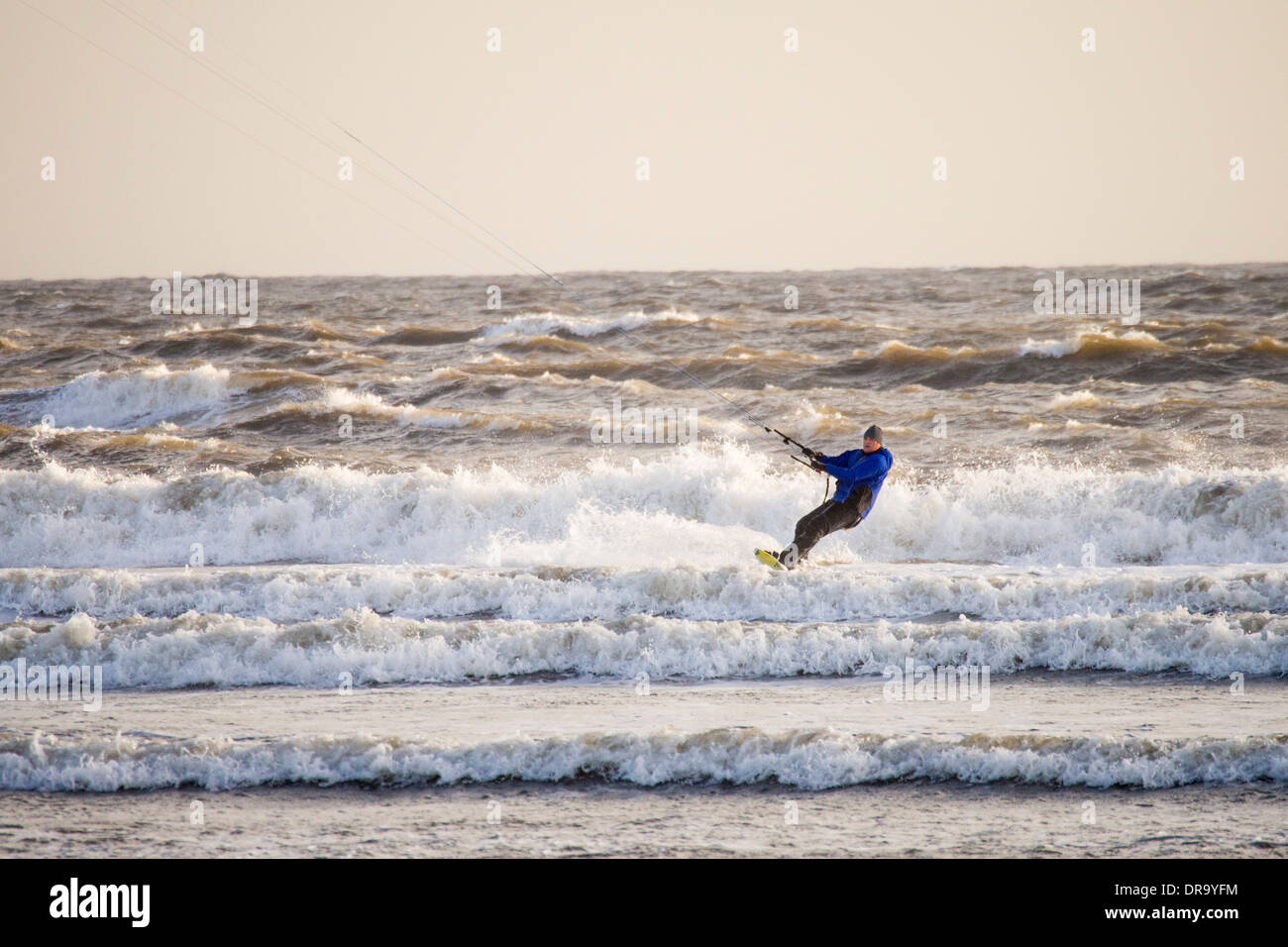 Ein Mann Kite-surfen am Strand bei Beadnell, Northumberland, UK. Stockfoto