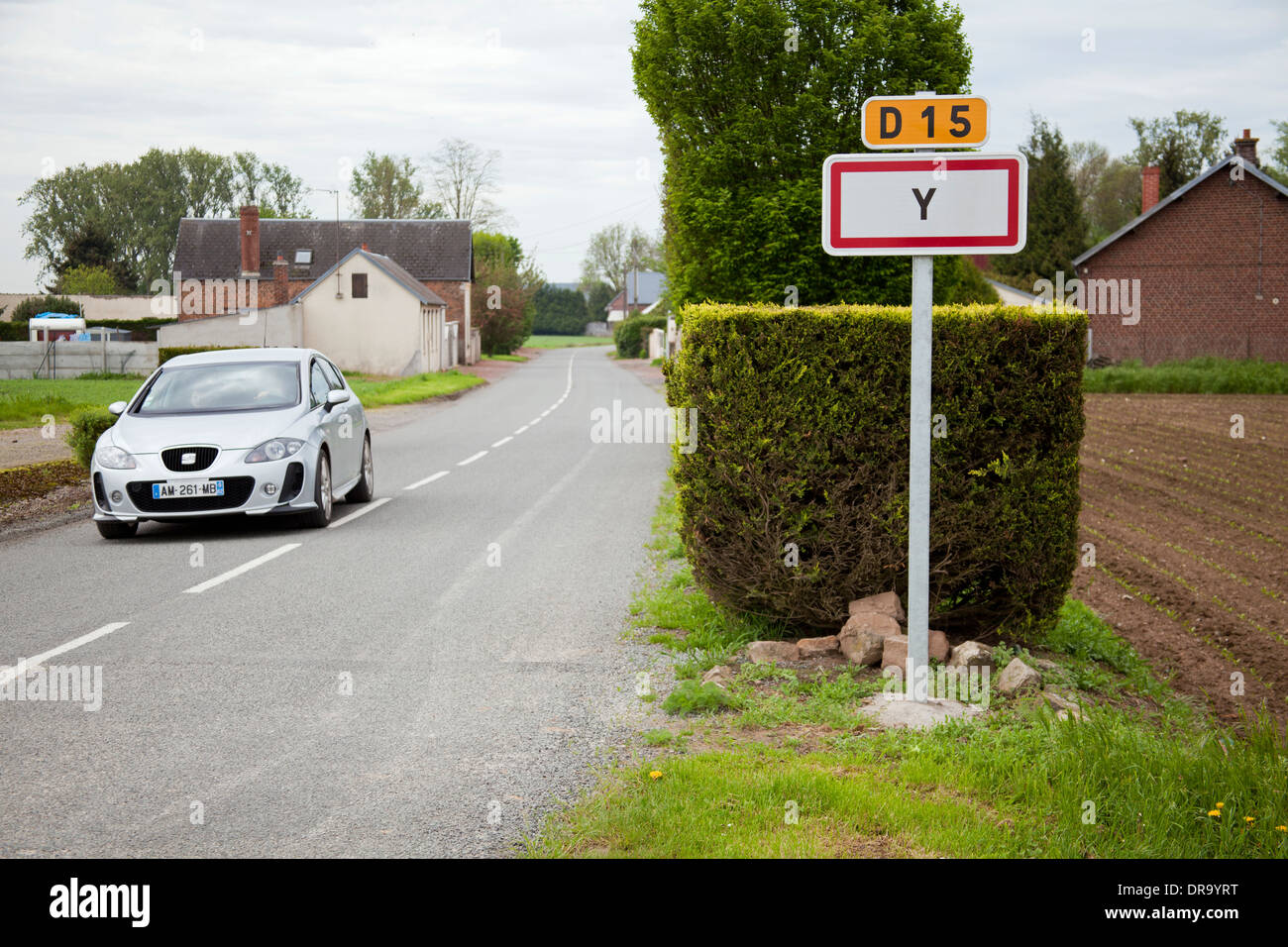 Wegweiser für das Dorf Y in der Somme-Region von Nordfrankreich. Stockfoto