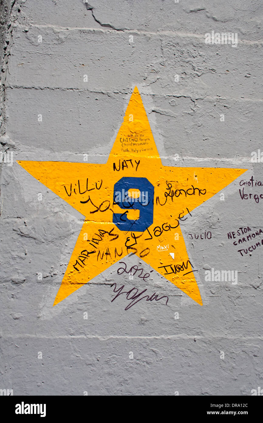 Fans melden Sie Diego Maradonas Zahl neun im Hause der Boca Juniors, La Boca, Buenos Aires, Argentinien Stockfoto