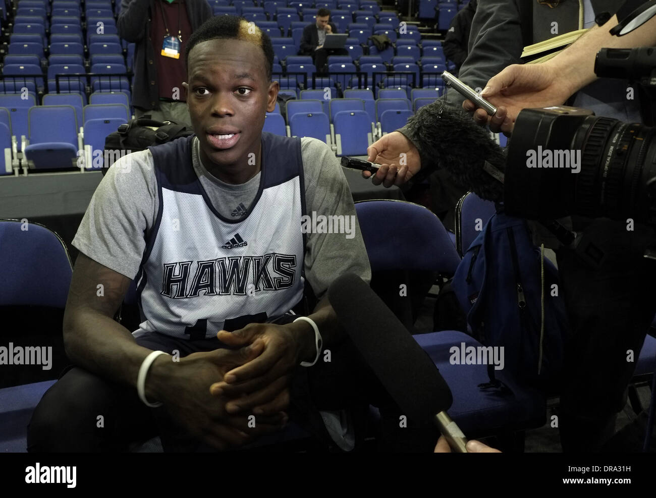 London, Großbritannien. 15. Januar 2014. Deutscher Basketballspieler Dennis Schroeder des NBA-Teams Atlanta Hawks im Gespräch mit Journalisten in seinem Team Ausbildung bei O2 Arena in London, Vereinigtes Königreich, 15. Januar 2014. Die Atlanta Hawks wird der Brooklyn Nets in einem NBA-Basketball-Match in London am 16. Januar 2014 stellen. Foto: Marc Schaefer/Dpa/Alamy Live News Stockfoto