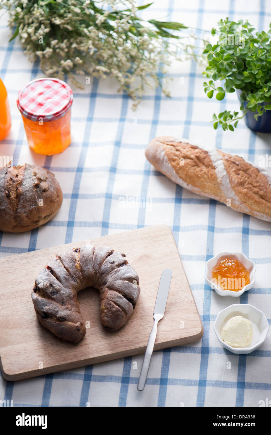 ein Brot neben einer Marmelade-Platte Stockfoto