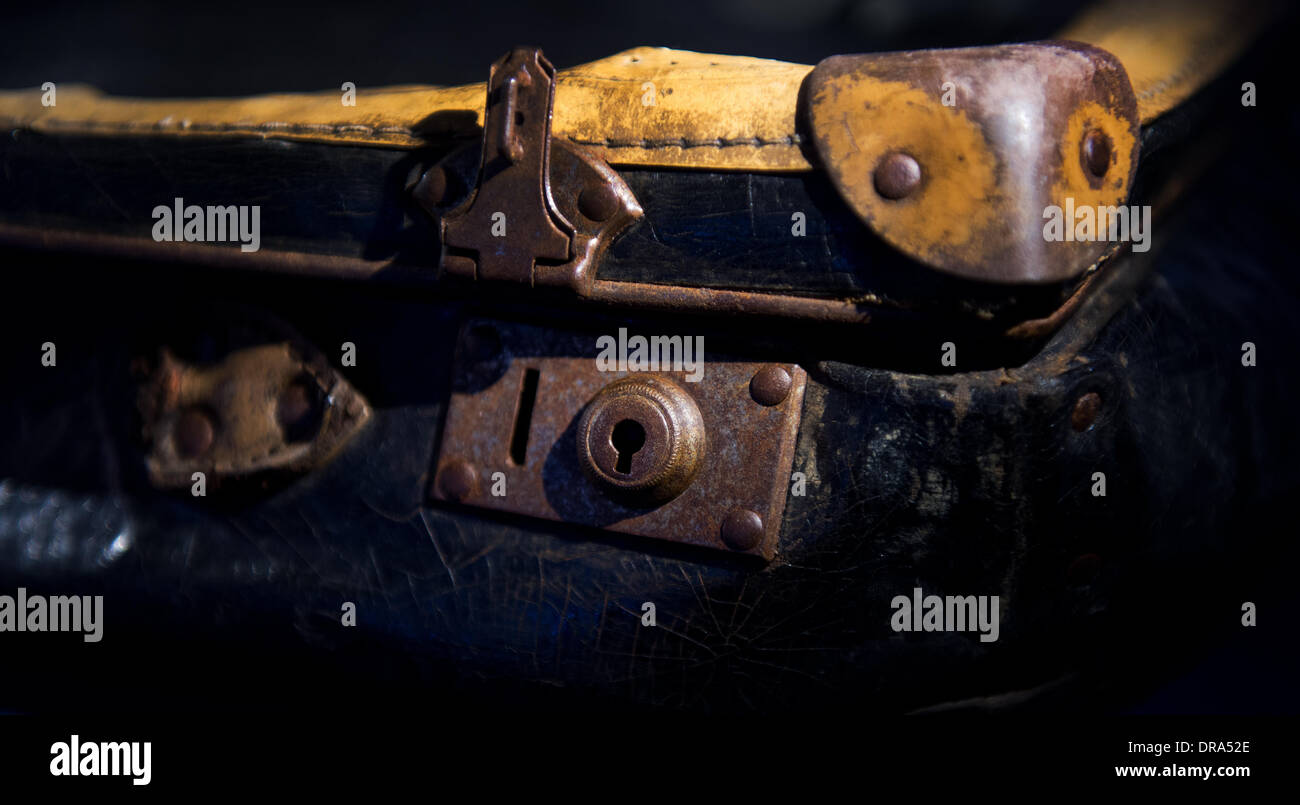 Dresden, Deutschland. 22. Januar 2014. Der Fall von einem unbekannten Mann, wer nach Auschwitz, (Leihgaben aus den Sammlungen des staatlichen Museums Auschwitz-Birkenau, Oswiecim deportiert wurde) ist auf dem Display an der neuen Sonderausstellung "Shoes of the Dead - Dresden und den Holocaust" im Militärhistorischen Museums in Dresden, Deutschland, 22. Januar 2014. Die Ausstellung läuft vom 23 Januar bis 25. März 2014. Foto: ARNO BURGI/Dpa/Alamy Live-Nachrichten Stockfoto