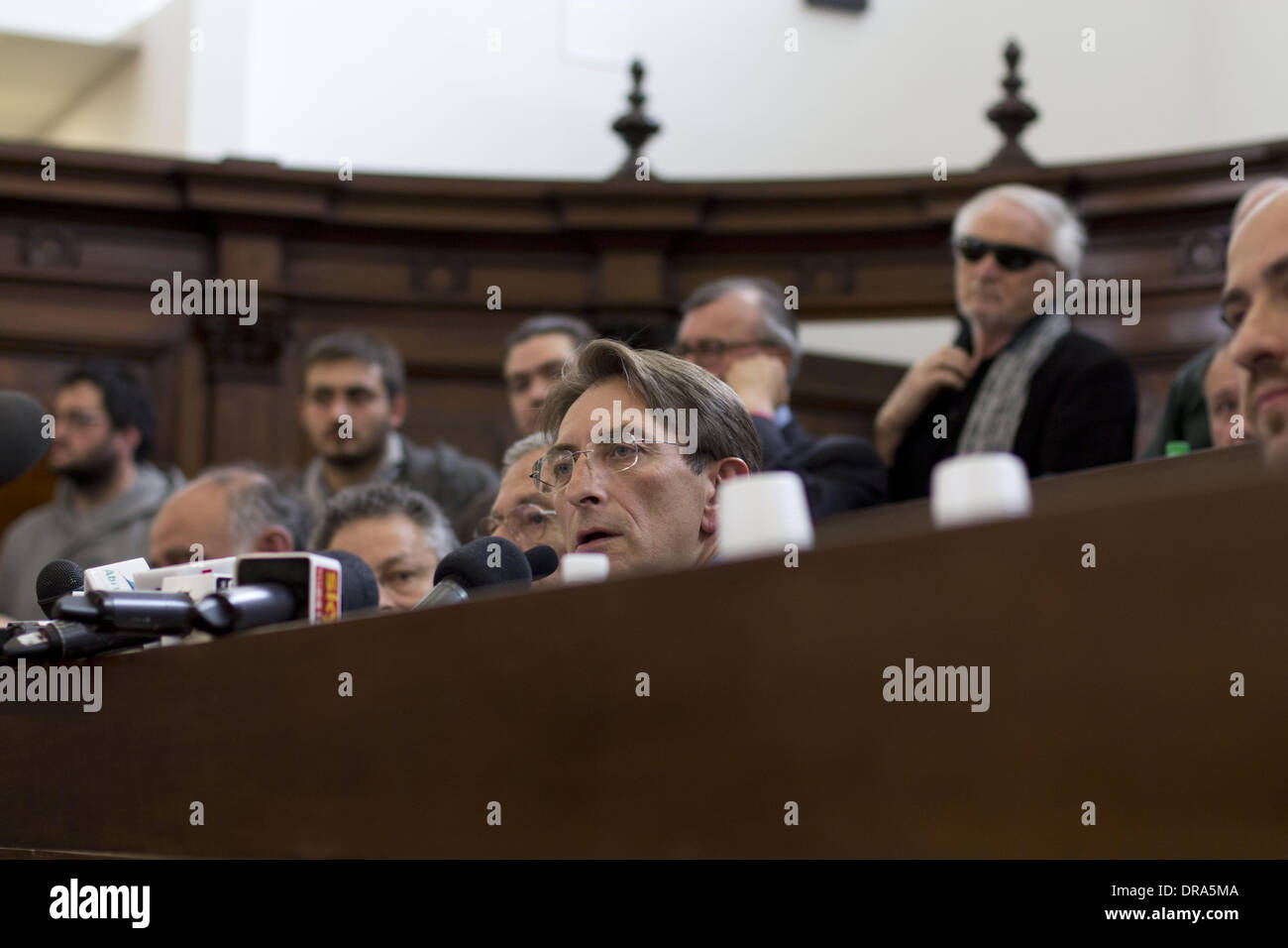 L ' Aquila, Italien. 22. Januar 2014. Bürgermeister von l ' Aquila, Massimo Cialente zieht seinen Rücktritt während einer Pressekonferenz am 22. Januar 2014. Der Bürgermeister von den Beben zerstörten italienischen Stadt l ' Aquila hat eine Untersuchung von Bestechungsgeldern, die angeblich für Beamte für Aufträge zum Wiederaufbau des Stadtzentrums inmitten Fallout niedergelegt. (Kredit-Bild: © Manuel Romano/NurPhoto/ZUMAPRESS.com) Stockfoto