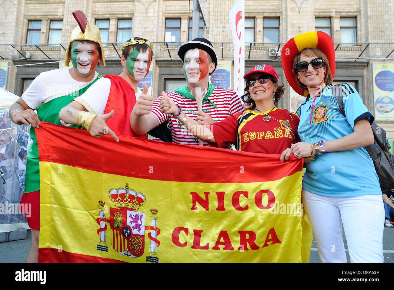 Spanische und italienische Fans vor der Euro 2012 Finale zwischen Spanien und Italien bei den Olympischen Stadion Kiew, Ukraine - 01.07.12 Stockfoto