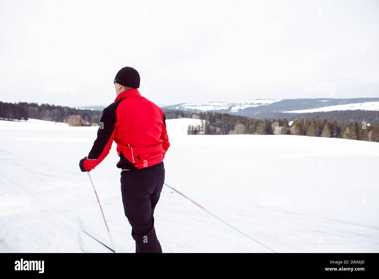 Ein Mann-Langlauf vor Winterlandschaft Stockfoto