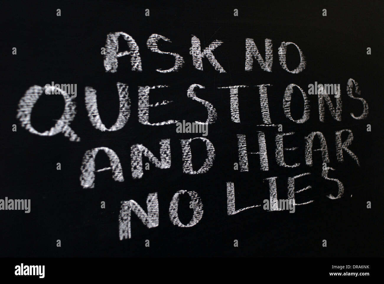 Kreide schreiben-Ask keine Fragen und keine Lügen zu hören. Wörter, die auf einer Tafel geschrieben Stockfoto