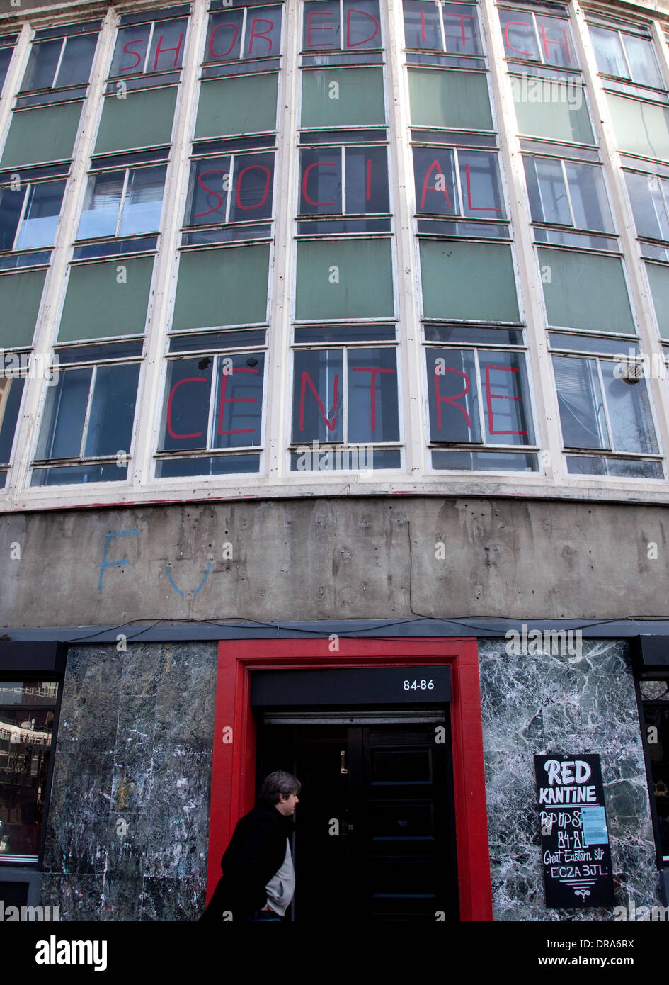Hausbesetzer ehemaligen Gießerei in Shoreditch, London zu besetzen und Sozialzentrum Shoreditch und rot-Kantine Stockfoto