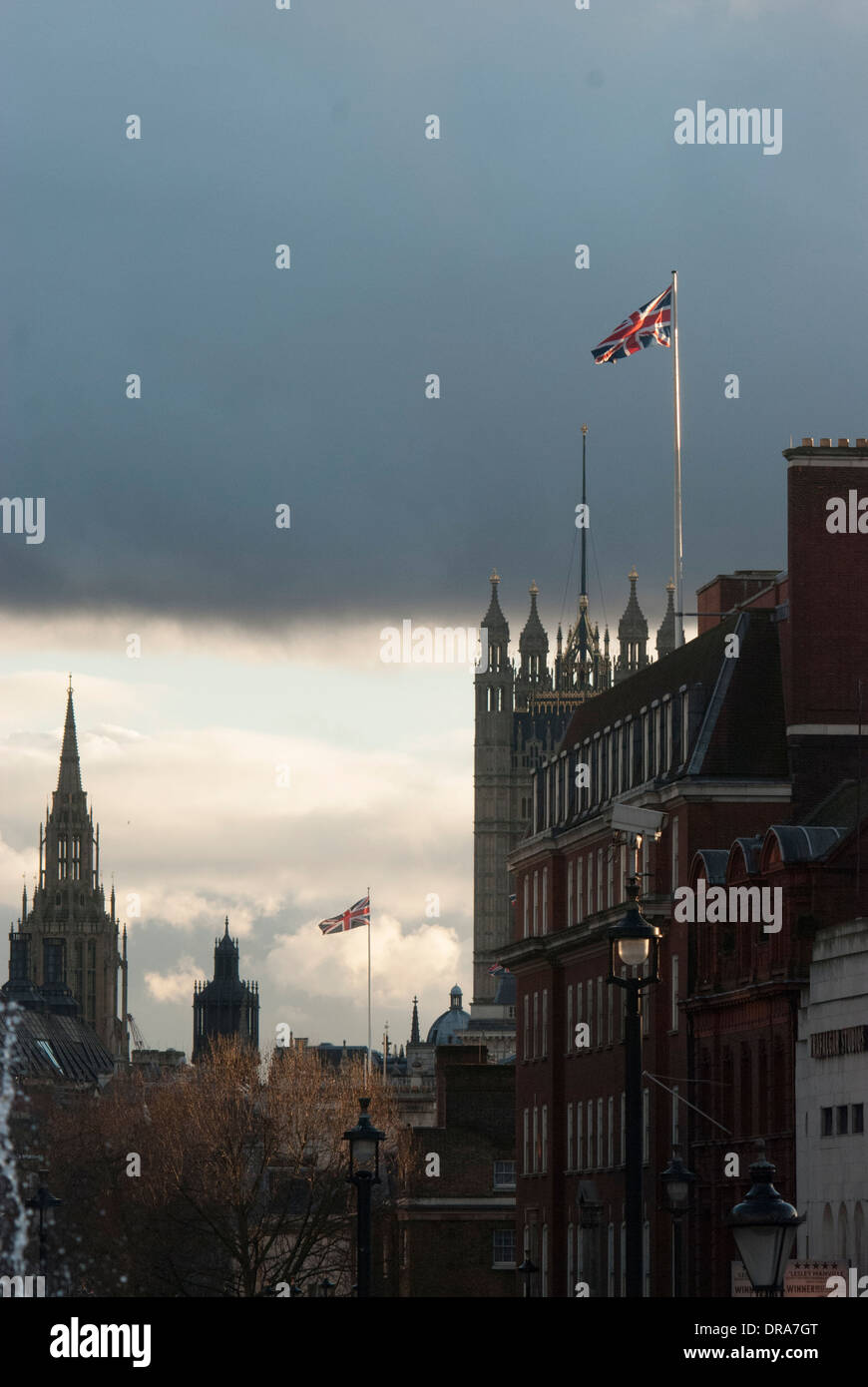 Typisch London Bilder von Häusern Parlement mit Drittelregel auf zwei Union Jack Fahnen flattern im Wind. Stockfoto