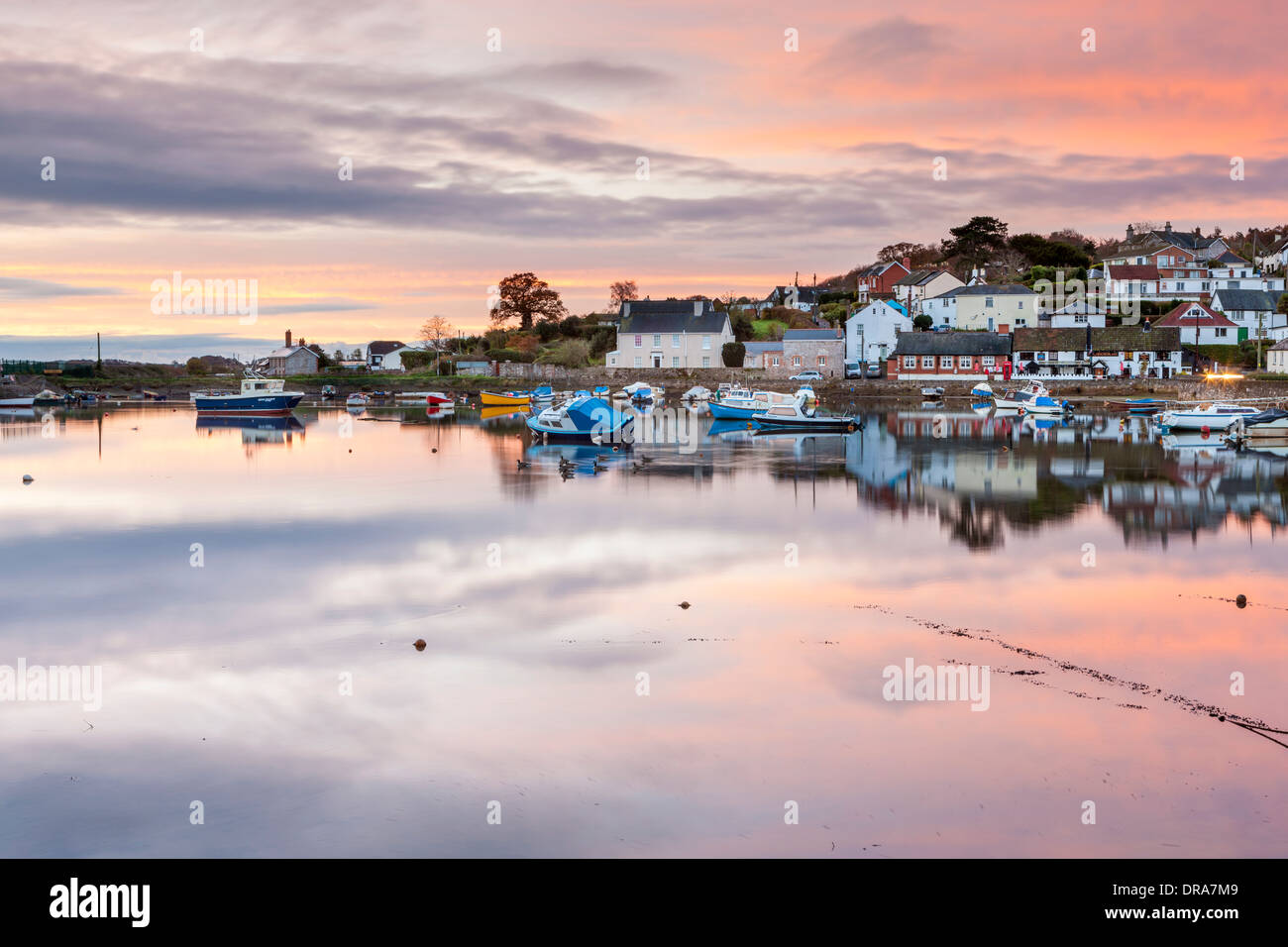 Boote vertäut im Hafen von Cockwood zwischen Dawlish Warren und Starcross bei Sonnenaufgang, Devon, England, UK, Europa. Stockfoto