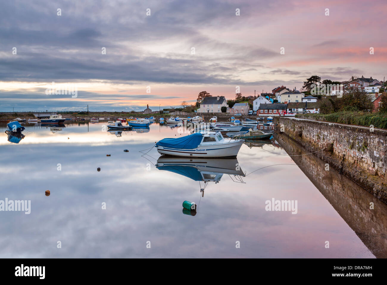 Boote vertäut im Hafen von Cockwood zwischen Dawlish Warren und Starcross bei Sonnenaufgang, Devon, England, UK, Europa. Stockfoto