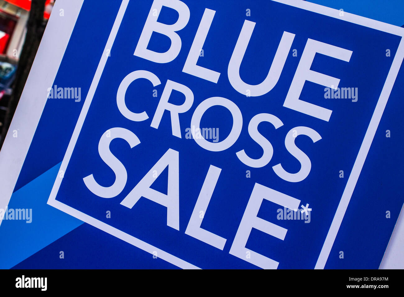Blaues Kreuz Verkauf Banner auf der Oxford Street - London Stockfoto
