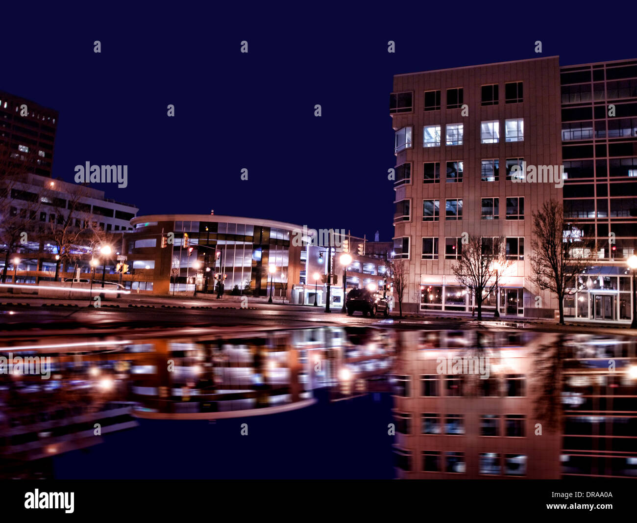 Büros und Unternehmen an Clinton und Franklin Street in der Nähe von Arsenal Platz in Syracuse, New York bei Nacht Stockfoto