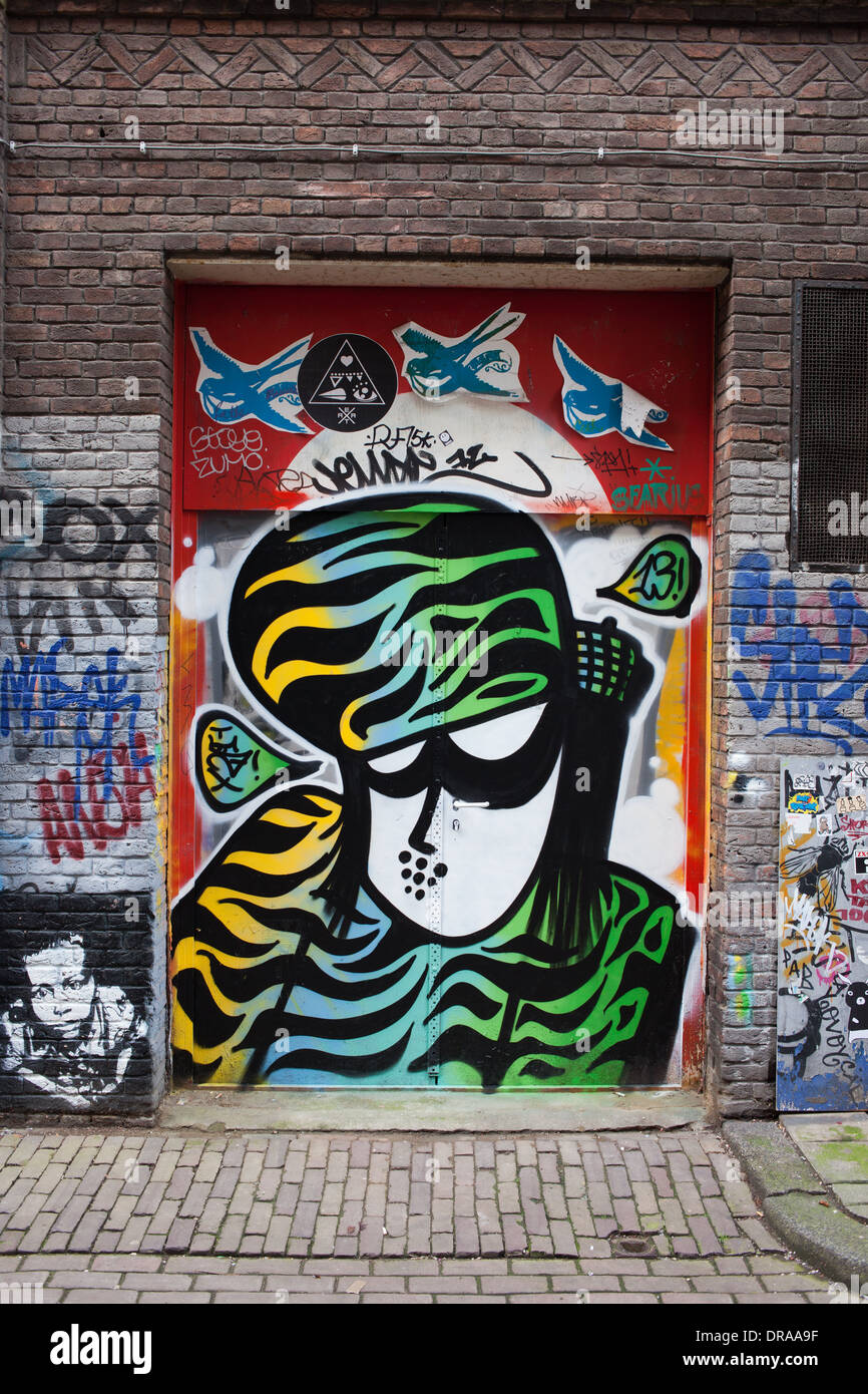 Graffiti auf einem Gebäude Tür in Amsterdam, Holland, Niederlande. Stockfoto