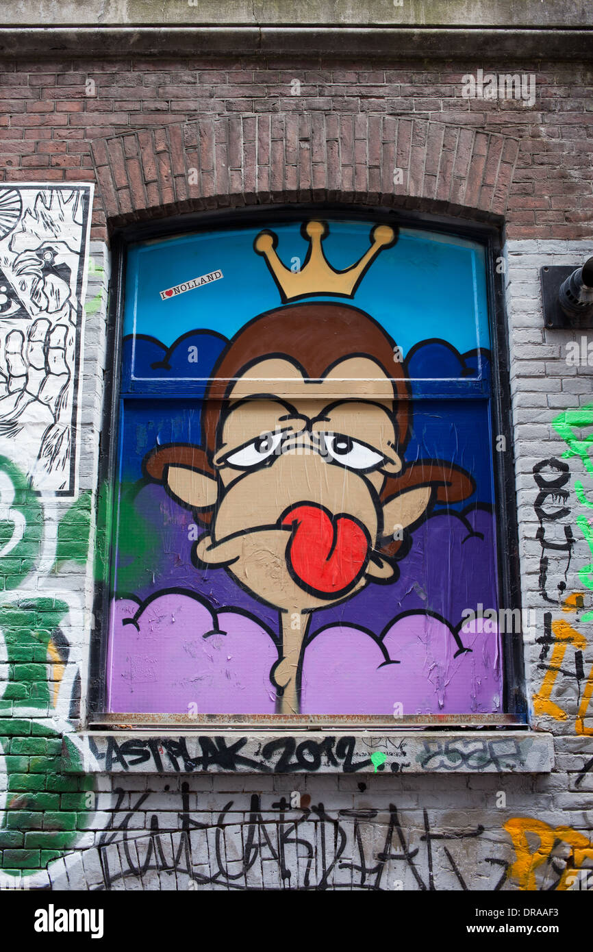 Affenkönig, rote Zunge, Graffiti auf einem Gebäude Fenster in Amsterdam, Holland, Niederlande. Stockfoto