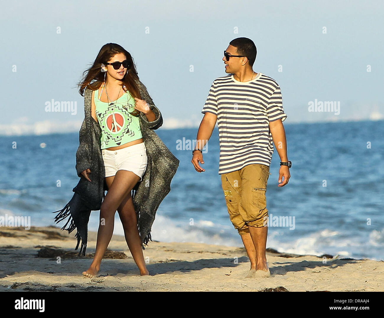 Selena Gomez feiert ihr Pal Ashley Tisdale 27. Geburtstag am Strand mit  Freunden in Malibu Malibu, Kalifornien - 02.07.12 Stockfotografie - Alamy