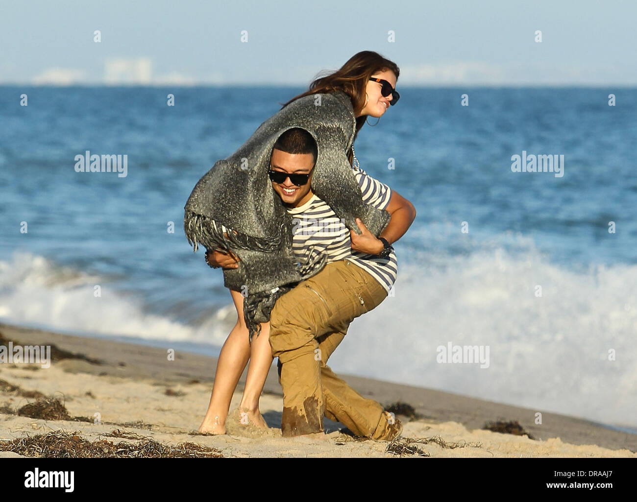 Selena Gomez ist in der Luft von einem männlichen Kumpel gehisst, wie sie  Ashley Tisdales 27. Geburtstag am Strand mit Freunden in Malibu Malibu,  Kalifornien - 02.07.12 feiert Stockfotografie - Alamy