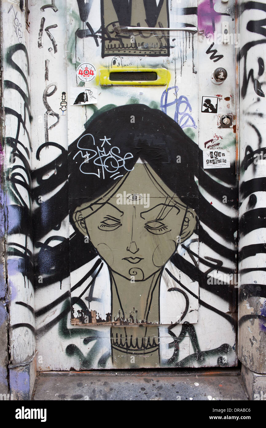 Frau mit schwarzen Haaren und dritte geistige Auge, Graffiti an einem  Gebäude Tür in Amsterdam, Holland, Niederlande Stockfotografie - Alamy