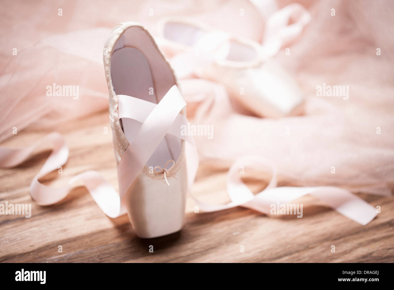 ein Ballett-Schuh auf Holzboden Stockfoto