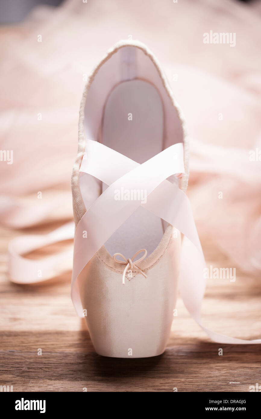 ein Ballett-Schuh auf Holzboden Stockfoto