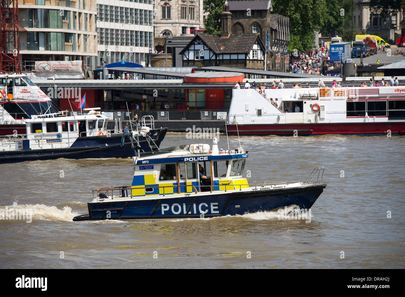 Boot der Marine Polizei-Einheit auf der Themse, London, England. Stockfoto