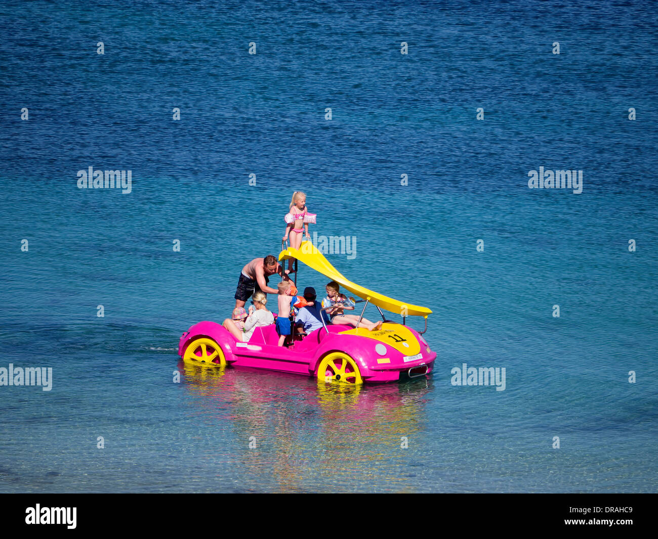 Familienspaß auf einem Tretboot in Spanien Stockfoto