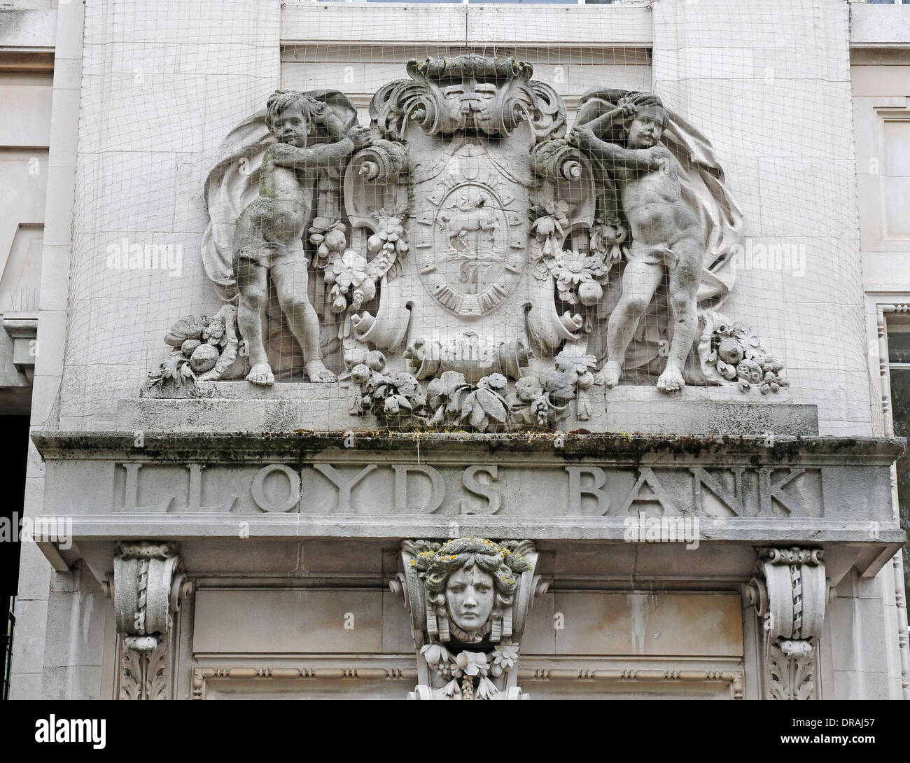 Wappen Sie über dem Eingang zur Lloyds Bank, Norwich. Stockfoto