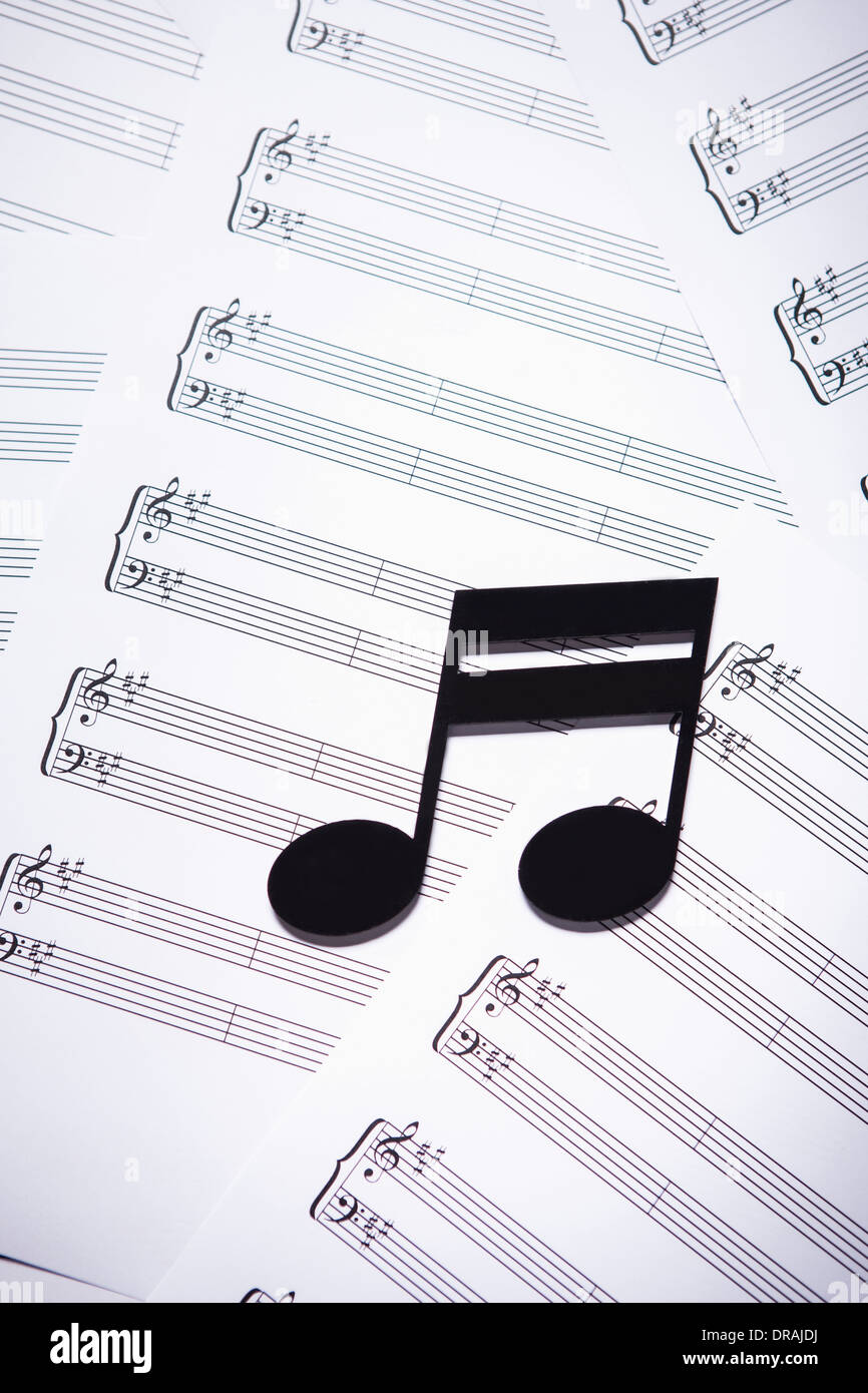 Musiknote auf musikalische Papieren Stockfoto