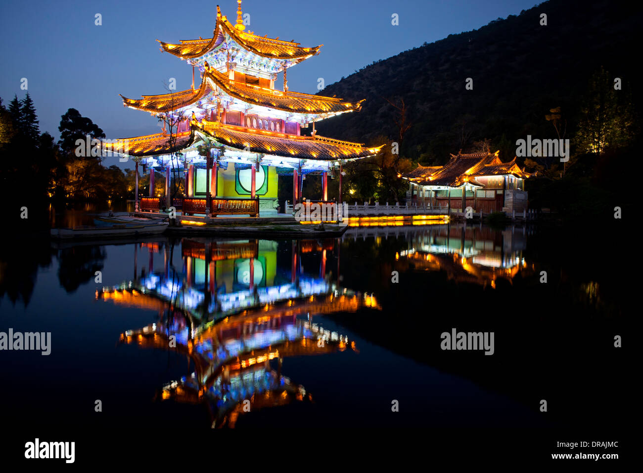 Beleuchtete schwarzer Drachen Teich in Lijiang, China Stockfoto