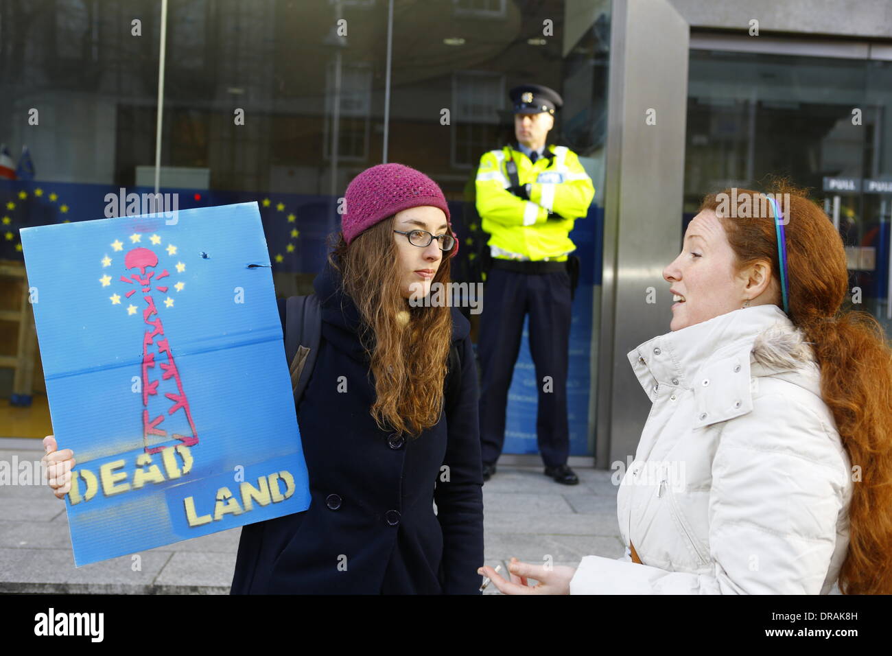 Dublin, Irland. 22. Januar 2014. Zwei Aktivisten sprechen, man hält ein Schild, das liest "Dead land". Irische anti-Fracking-Aktivisten protestierten vor dem Büro der Vertretung der Europäischen Kommission in Irland gegen Fracking. Der Protest fand am Tag, den die Kommission seine Shale Gas Rahmen veröffentlicht. Bildnachweis: Michael Debets/Alamy Live-Nachrichten Stockfoto