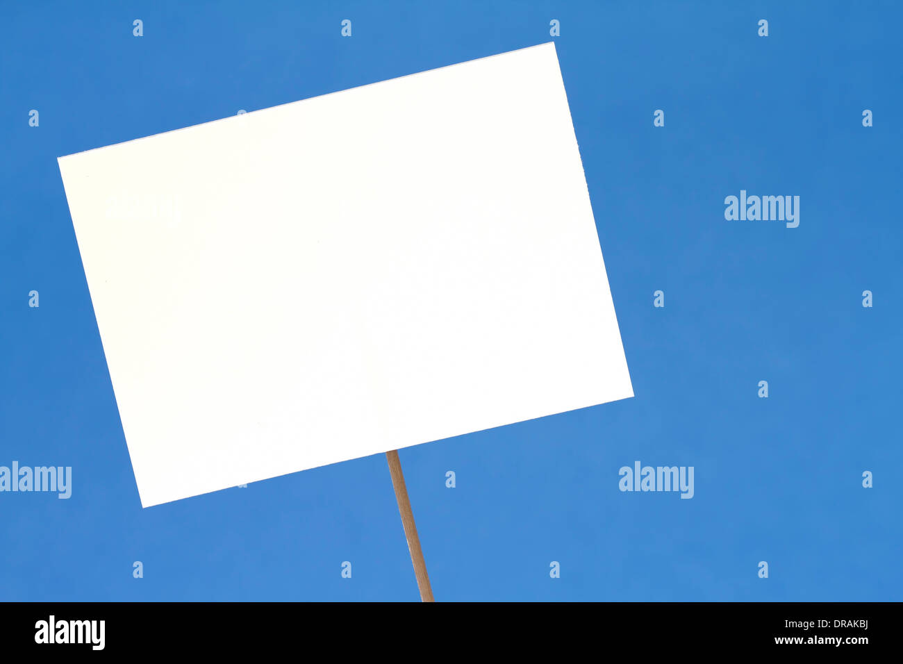 Leeres weißes Schild auf blauem Hintergrund Stockfoto