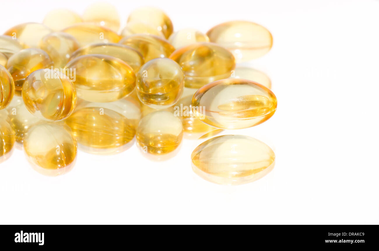 Dorschleber-Öl-Kapseln auf einem weißen Hintergrund gespiegelt Stockfoto