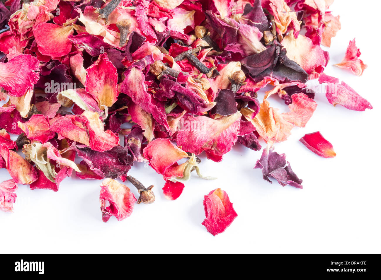 Getrocknete Rosenblüten Pot-Pourri auf weißem Hintergrund Stockfoto