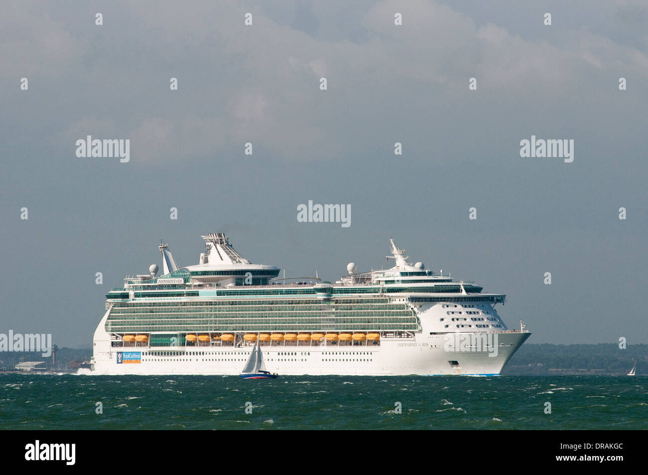 Royal Caribbean "Independence of the Seas" Kreuzfahrtschiff Southampton, England zu verlassen. Stockfoto