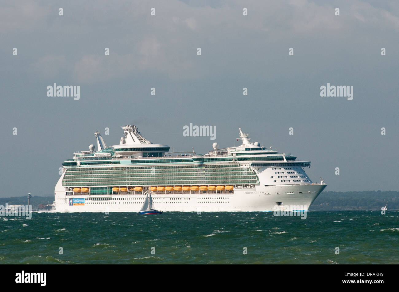 Royal Caribbean "Independence of the Seas" Kreuzfahrtschiff Southampton, England zu verlassen. Stockfoto