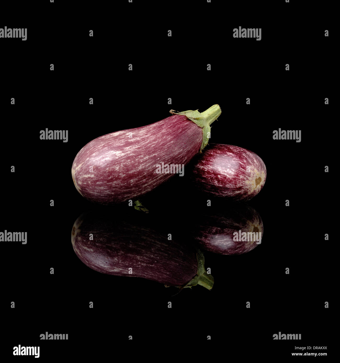 Rohe Auberginen auf schwarzem Hintergrund Stockfoto