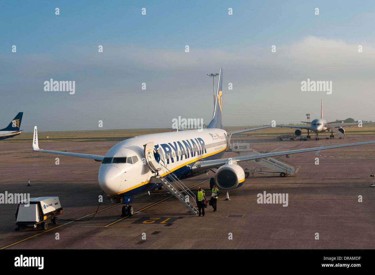 Ryanair-Flugzeuge auf dem Flughafen warten. Stockfoto