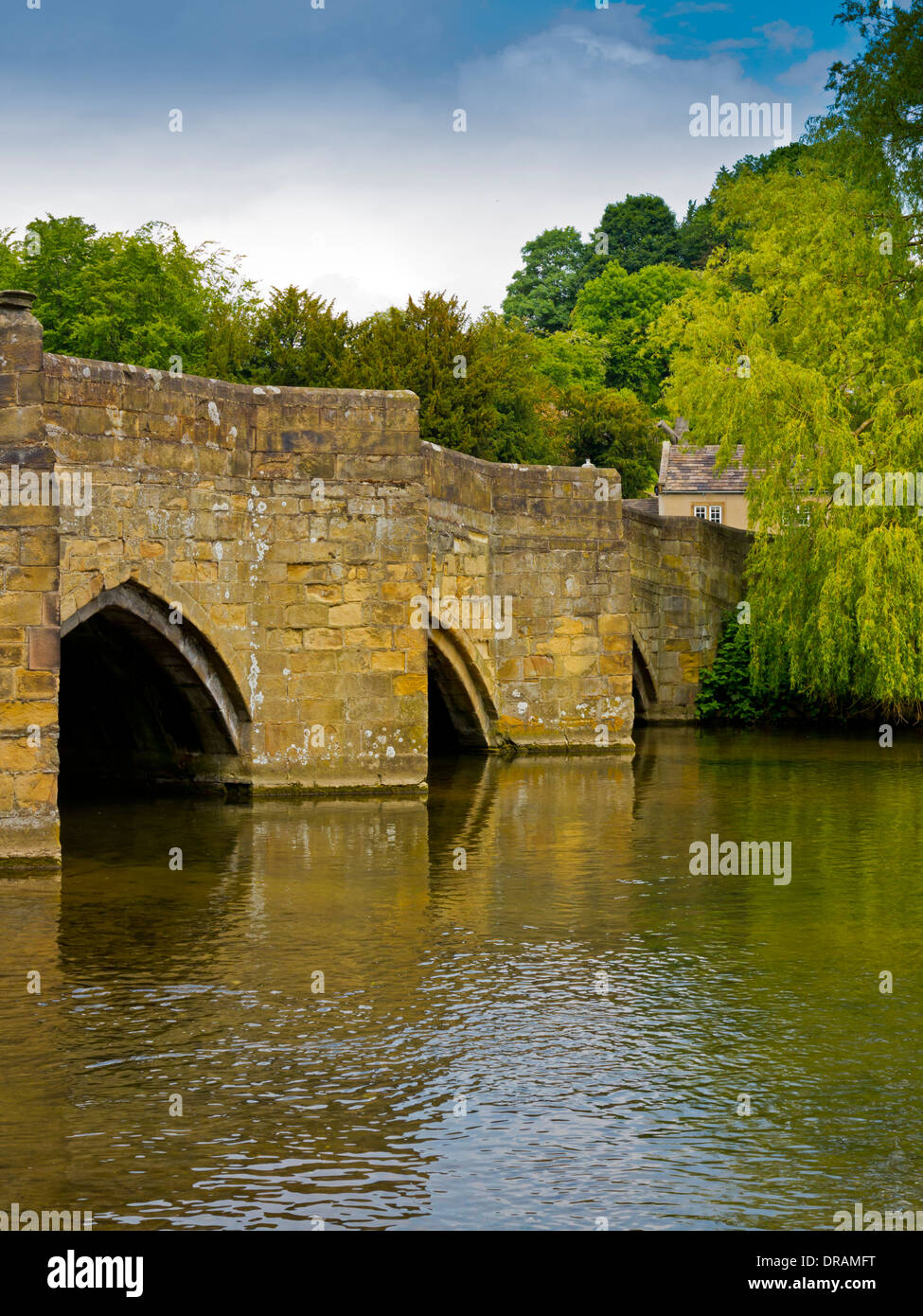 Fünf mittelalterliche Bogenbrücke über den Fluss Wye in Bakewell Derbyshire Peak District England UK gebaut im 13. Jahrhundert Stockfoto