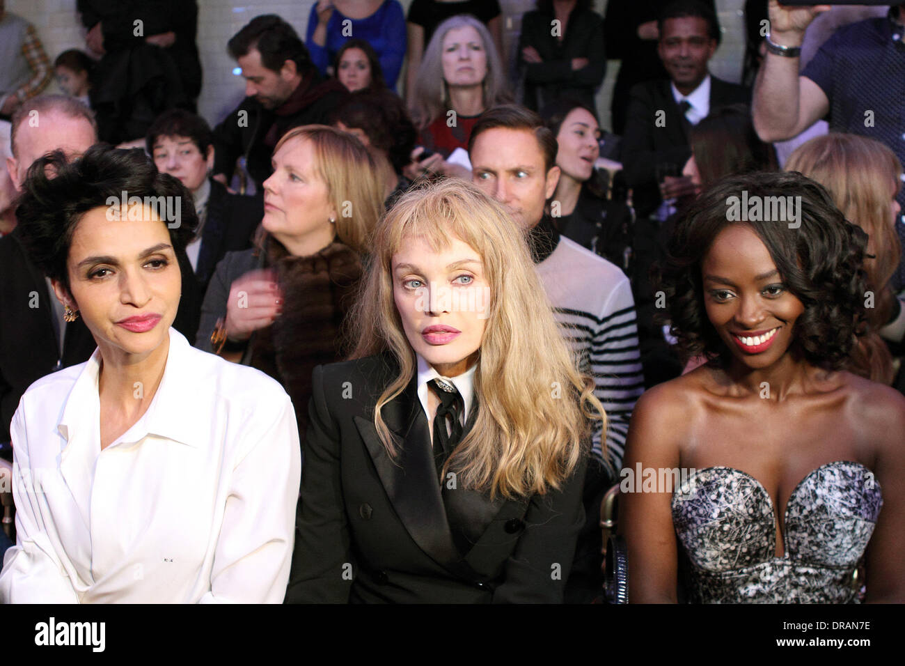 Paris, Frankreich. 22. Januar 2014. Schauspielerinnen Farida Khelfa, Arielle Dombasle und Aissa Maiga besuchen die Präsentation von Gaultier Kollektion Frühjahr/Sommer 2014 während der Paris Haute Couture Fashion Week in Paris, Frankreich, 22. Januar 2014. Paris Haute Couture Modenschauen laufen bis 22. Januar 2014. Foto: Hendrik Ballhausen - Live News WIRE SERVICE/Dpa/Alamy Stockfoto