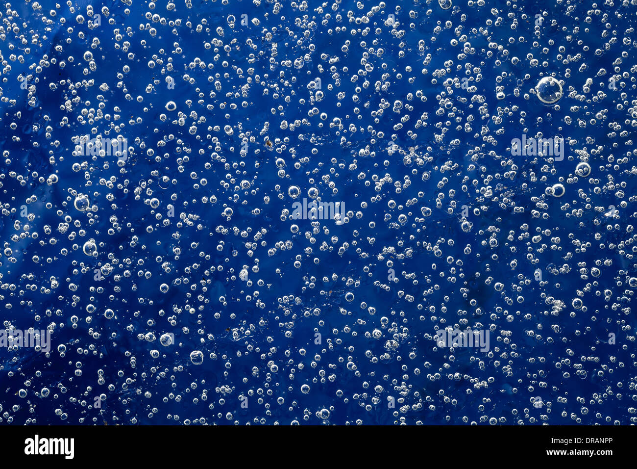 Textur des Eises mit Abdeckhauben für Hintergrund. Natureis Blau Muster Stockfoto