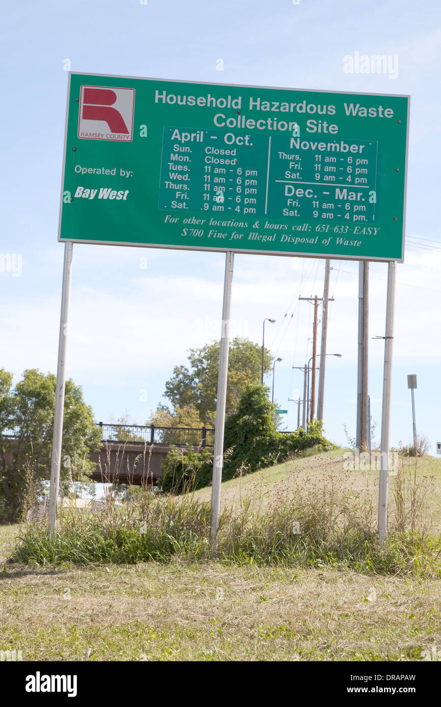 Melden Sie den Zeitplan von Datumsangaben und Uhrzeiten für den Haushalt Sondermüll-Sammelstelle auflisten. St Paul Minnesota MN USA Stockfoto