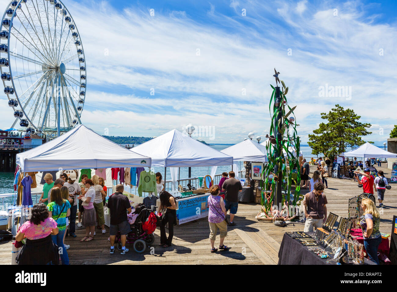 Markt am Samstag an der Uferpromenade mit dem großen Rad hinter, Seattle, Washington, USA Stockfoto