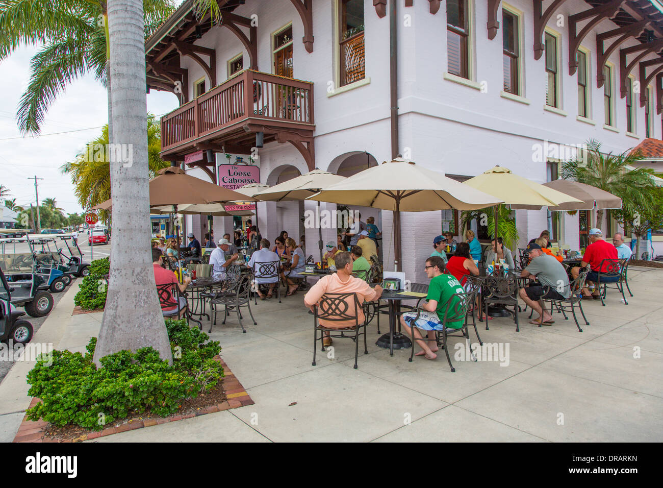 Menschen Essen im Freien in der losen Caboose Café im Dorf von Boca Grande auf Gasparilla Island Florida Stockfoto