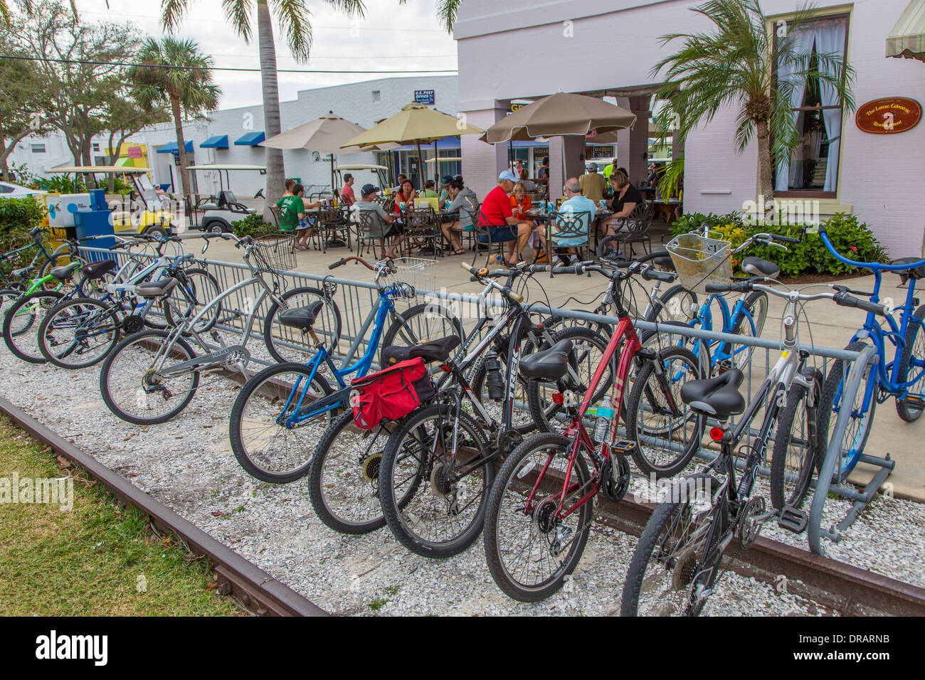 Fahrräder parken im Dorf von Boca Grande auf Gasparilla Island Florida Stockfoto