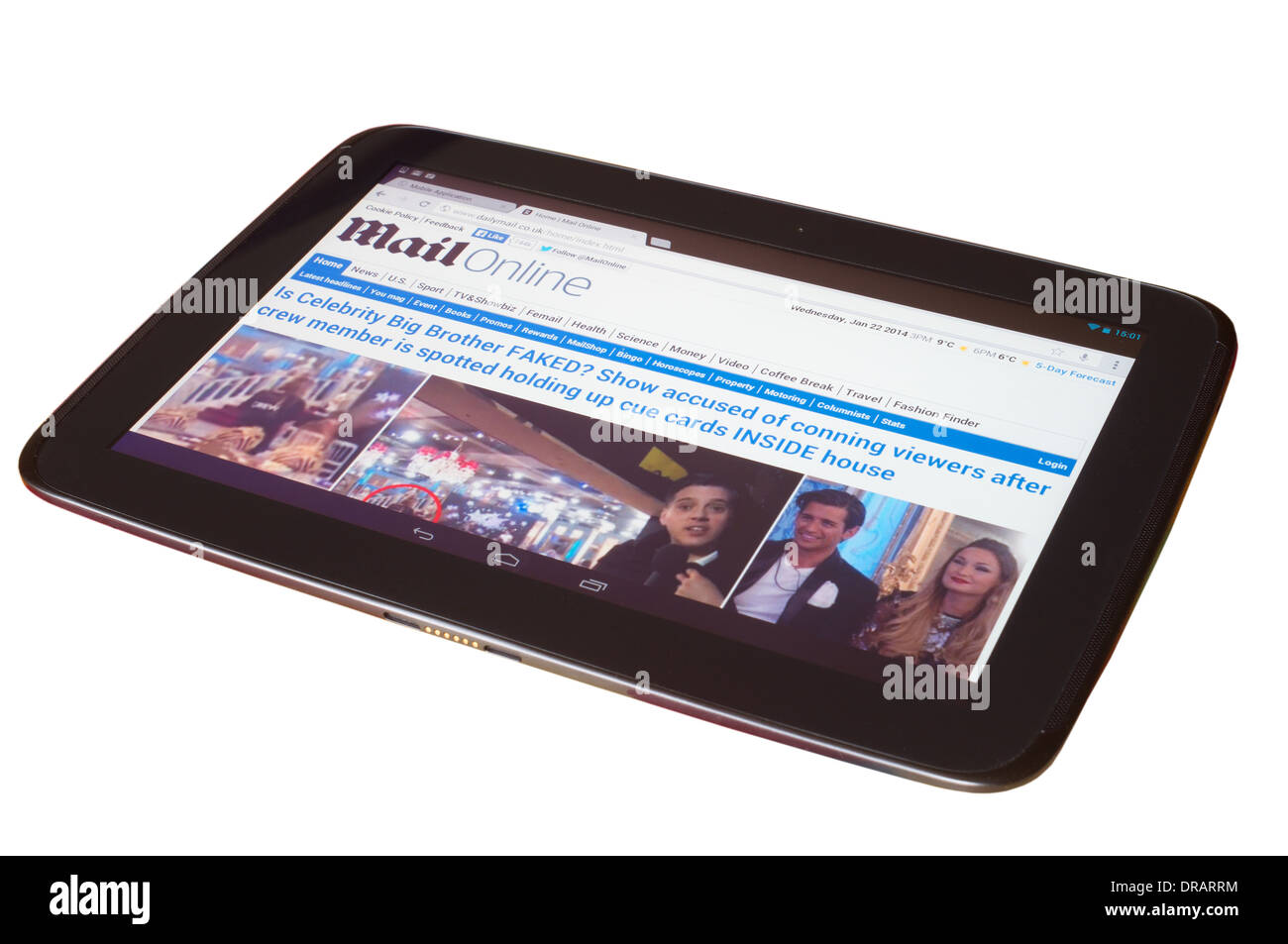 Google Nexus 10 Tablet zeigt Daily Mail Online Zeitung isoliert auf weißem Hintergrund Stockfoto